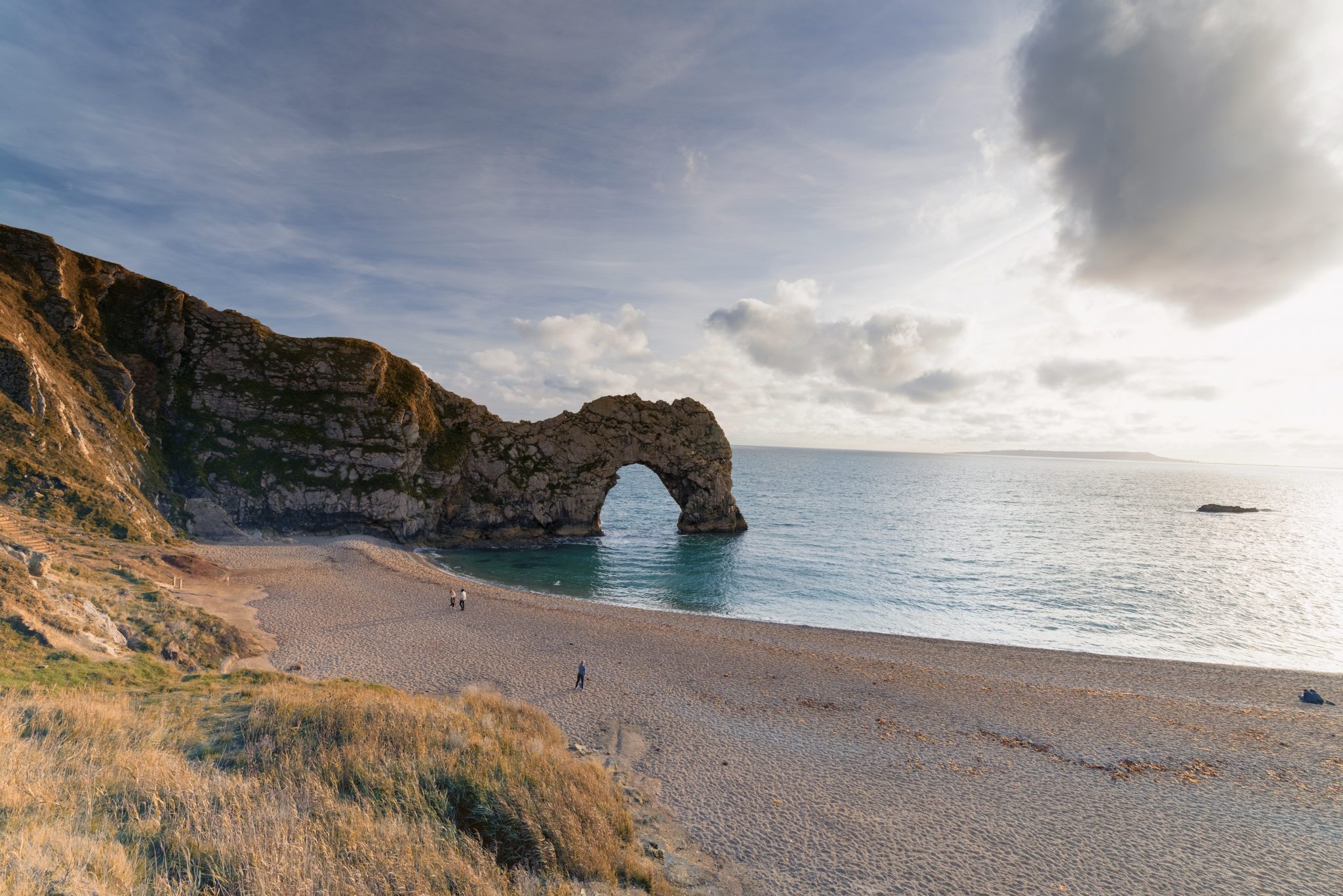 A breathtaking shot of the seashore of the Durdle Door in Lulworth, Dorset in the morning